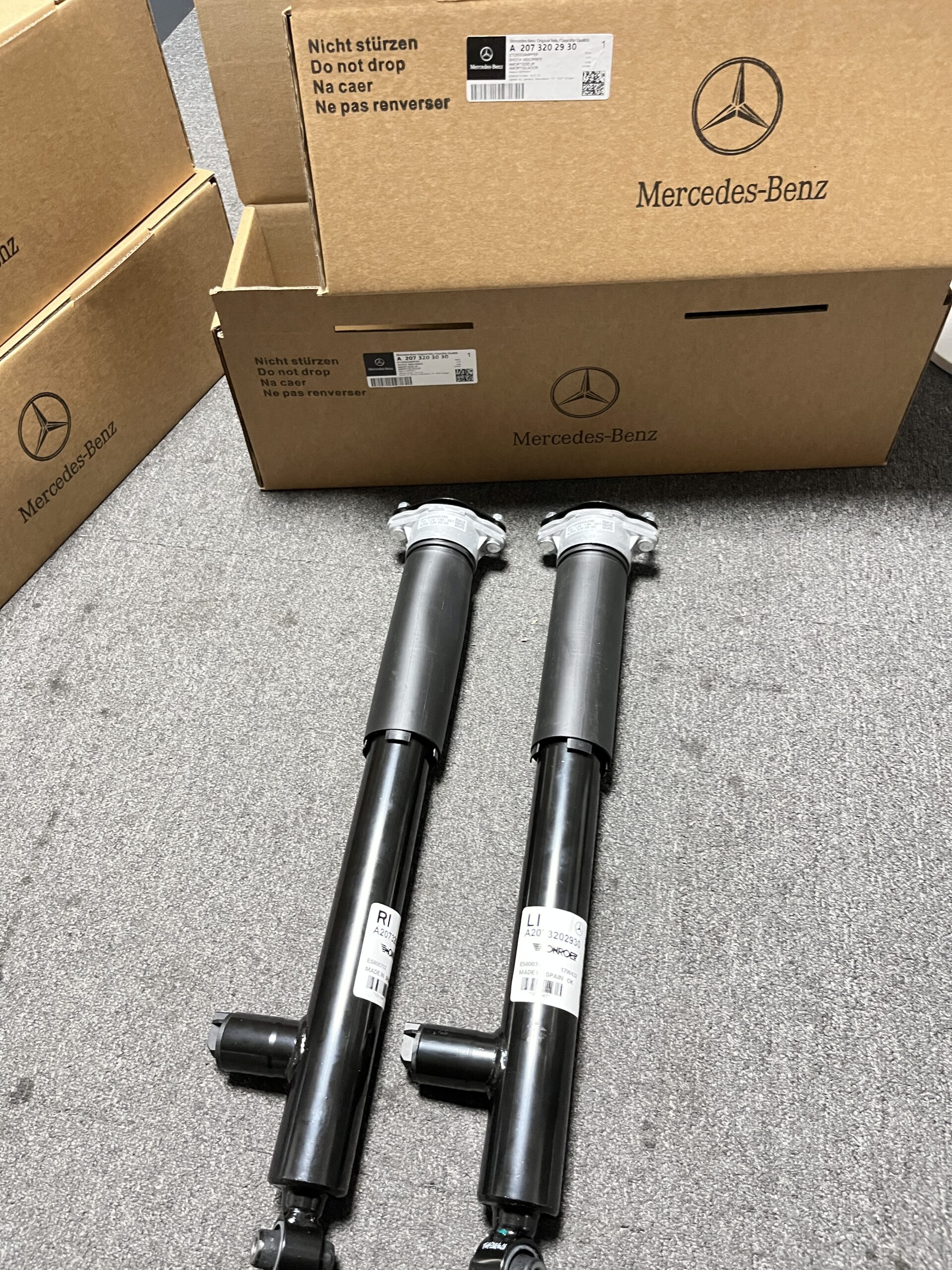 MERCEDES-BENZ  C207 W207 C204   E350 E550 E400 Rear Right &Rear Left Shock Absorber   2073202930  2073203030  A2073202930  A2073203030 - 画像 (1)