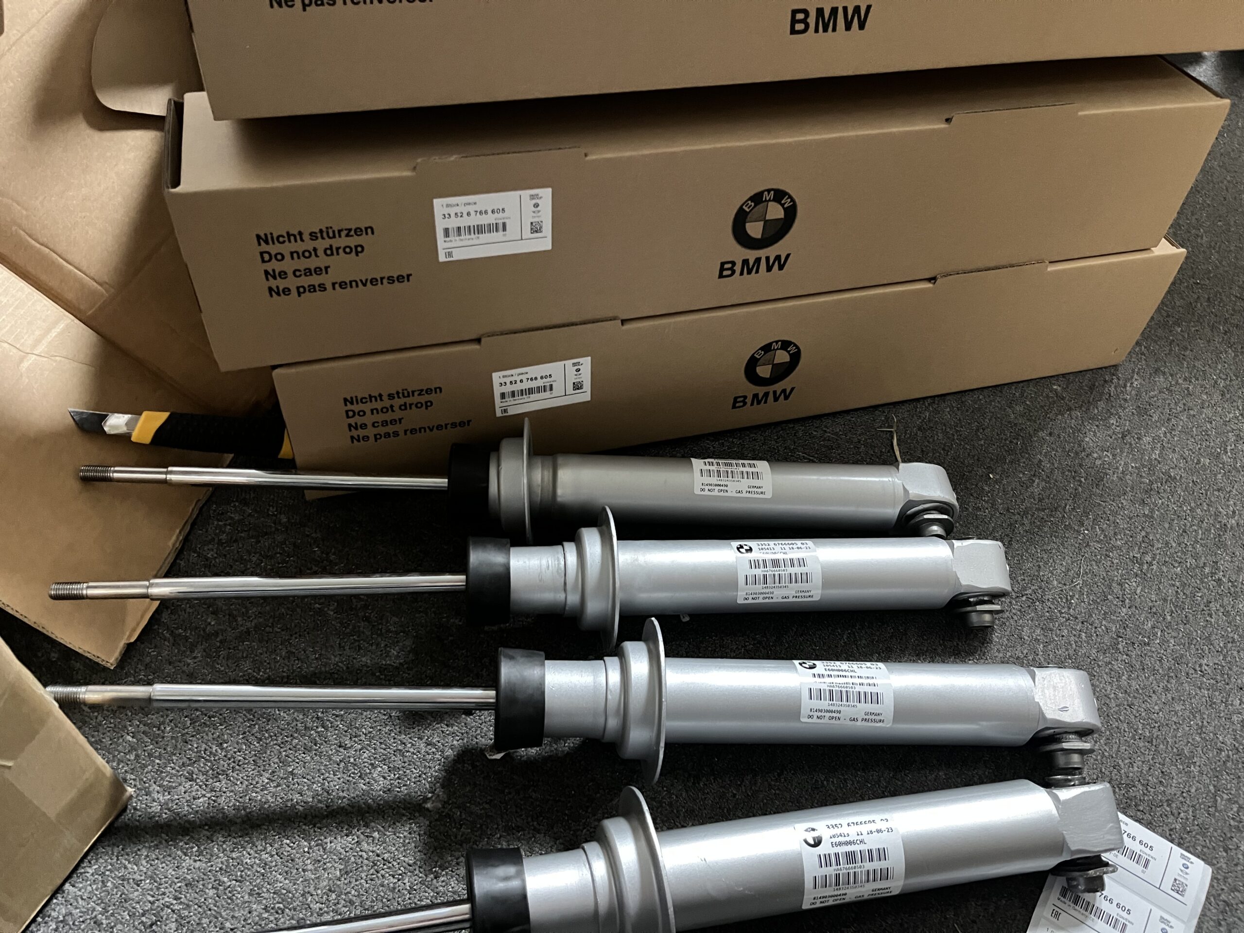 BMW  E60 Rear Shock Absorber Aluminum 33526766605 33526775059 33526785983  33526775060 33526785986 3352790531533526785982 33526766995 - 图片 1