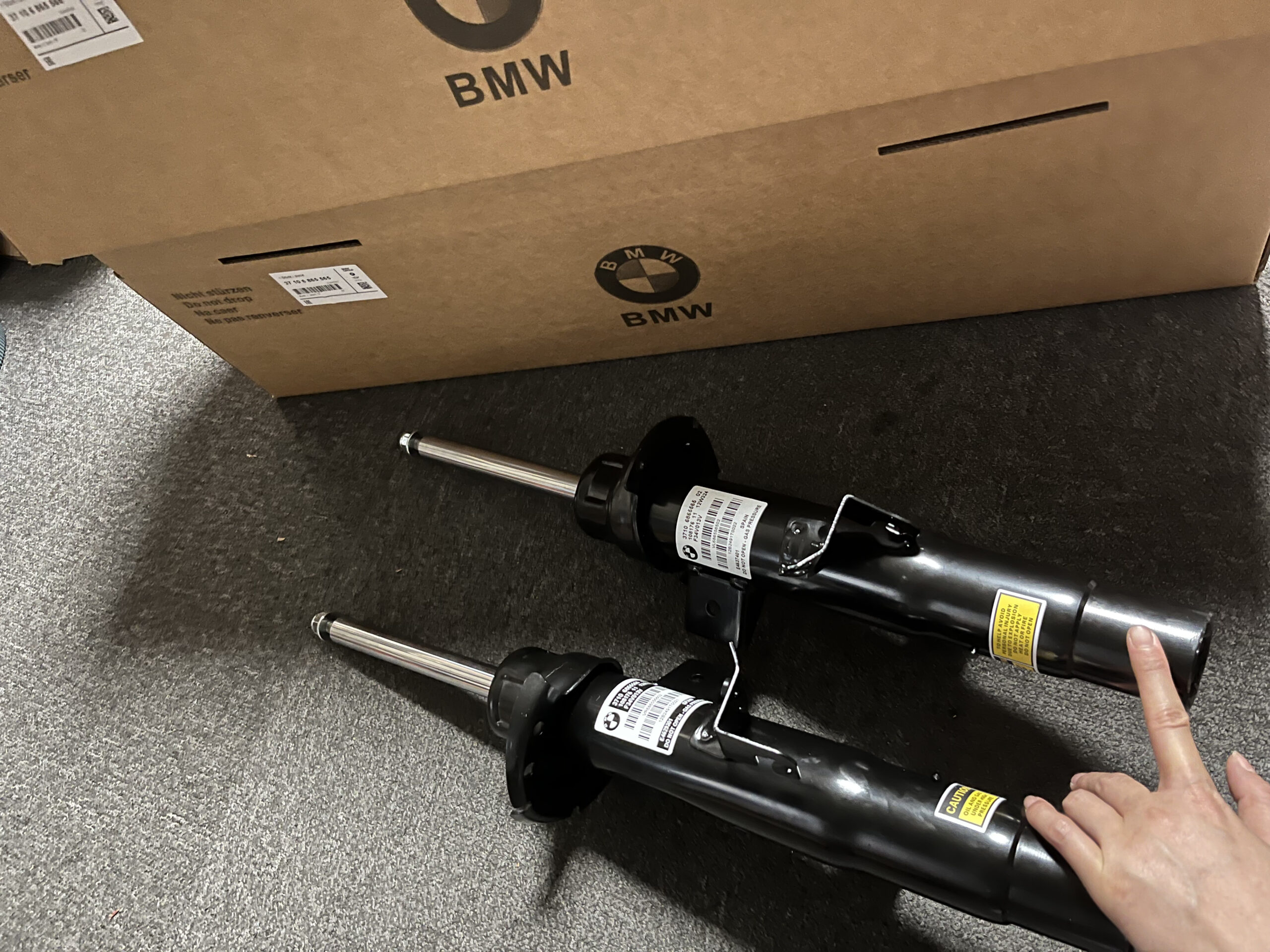 BMW F20 F30 F87 F23  F36 Front Left &Front Right Air Suspension Shock Absorber 37106865565 37106865566 37106850254  37106850253 37106850251 37106850252 37106865567 37106865568 37116793867 37116793868  37116797897  37116797898  37116851551  37116851552 37116854201 37116854202 37116851549 37116851550 - 画像 (1)
