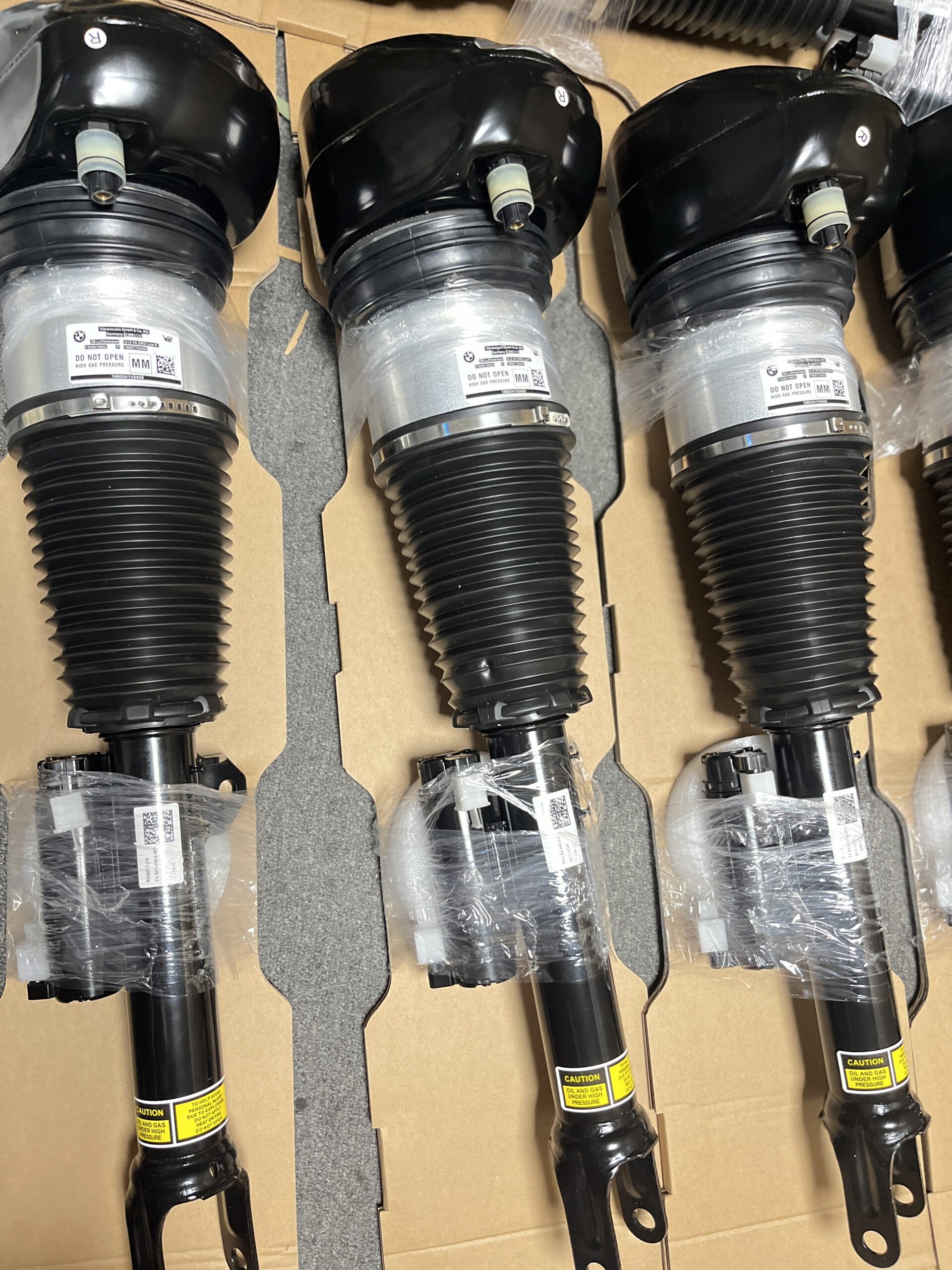 BMW G11 G12 Front Right&Front Left Air Suspension Shock Strut  37106874588  37106874587 37106877553 37106877554 37106899040 37106899039 37106877055  37106877056 37106877555 37106877556 - Image 1