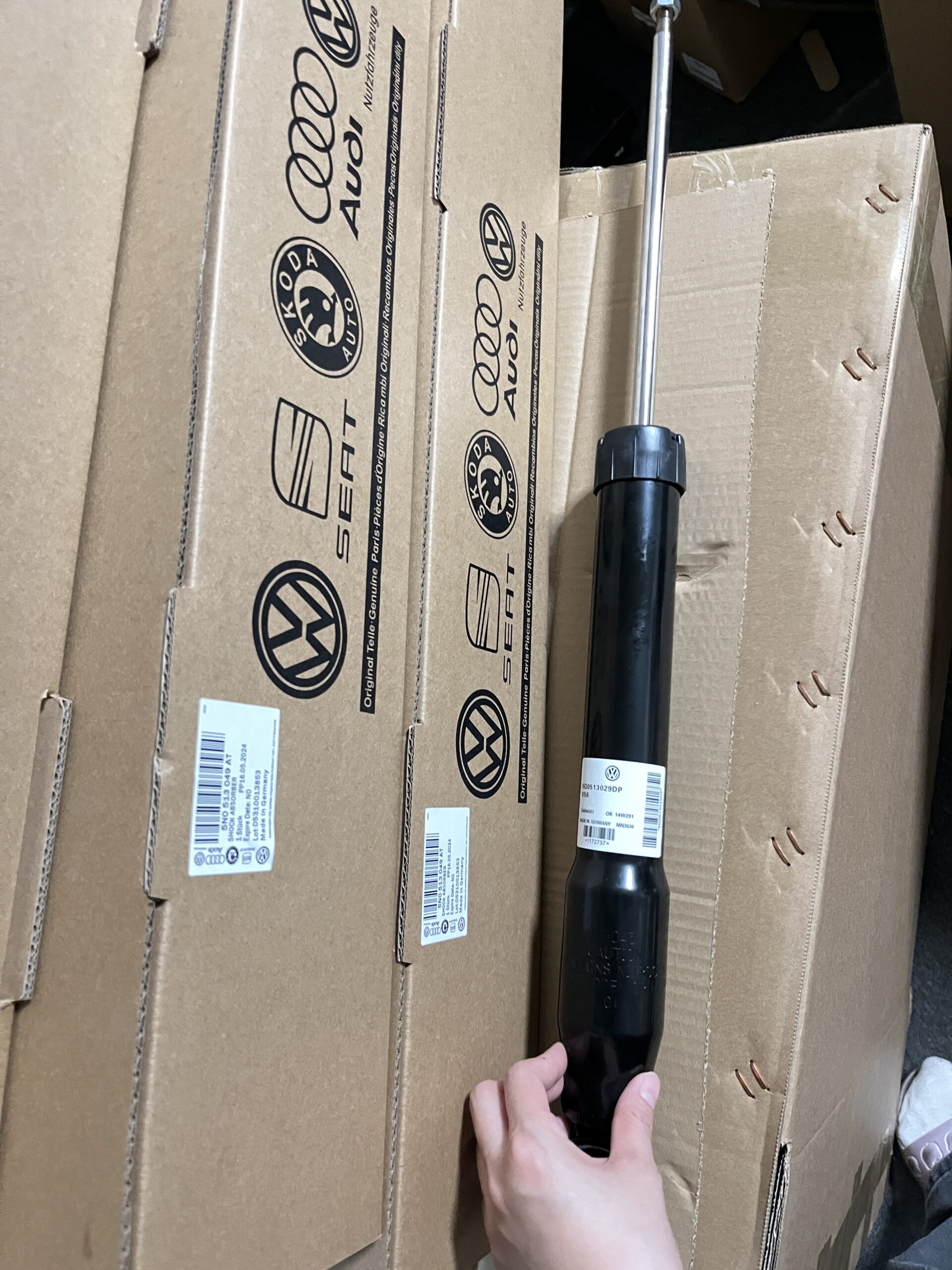 AUDI VW  Q3 5N  Rear Shock absorber 5N0513049AT 5N0513049AG 5N0513049AK 5N0513049BN  5N0513049AA 5N0513049AE 5N0513049AM 5N0513049AQ 5N0513049BB 5N0513049M 5N0513049K 5N0513049L 5N0513049BA - 图片 1