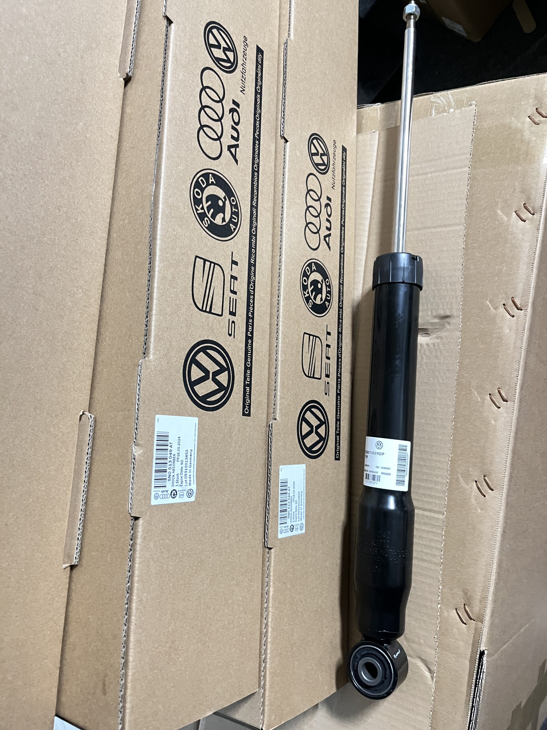 AUDI VW  Q3 5N  Rear Shock absorber 5N0513049AT 5N0513049AG 5N0513049AK 5N0513049BN  5N0513049AA 5N0513049AE 5N0513049AM 5N0513049AQ 5N0513049BB 5N0513049M 5N0513049K 5N0513049L 5N0513049BA - 图片 2