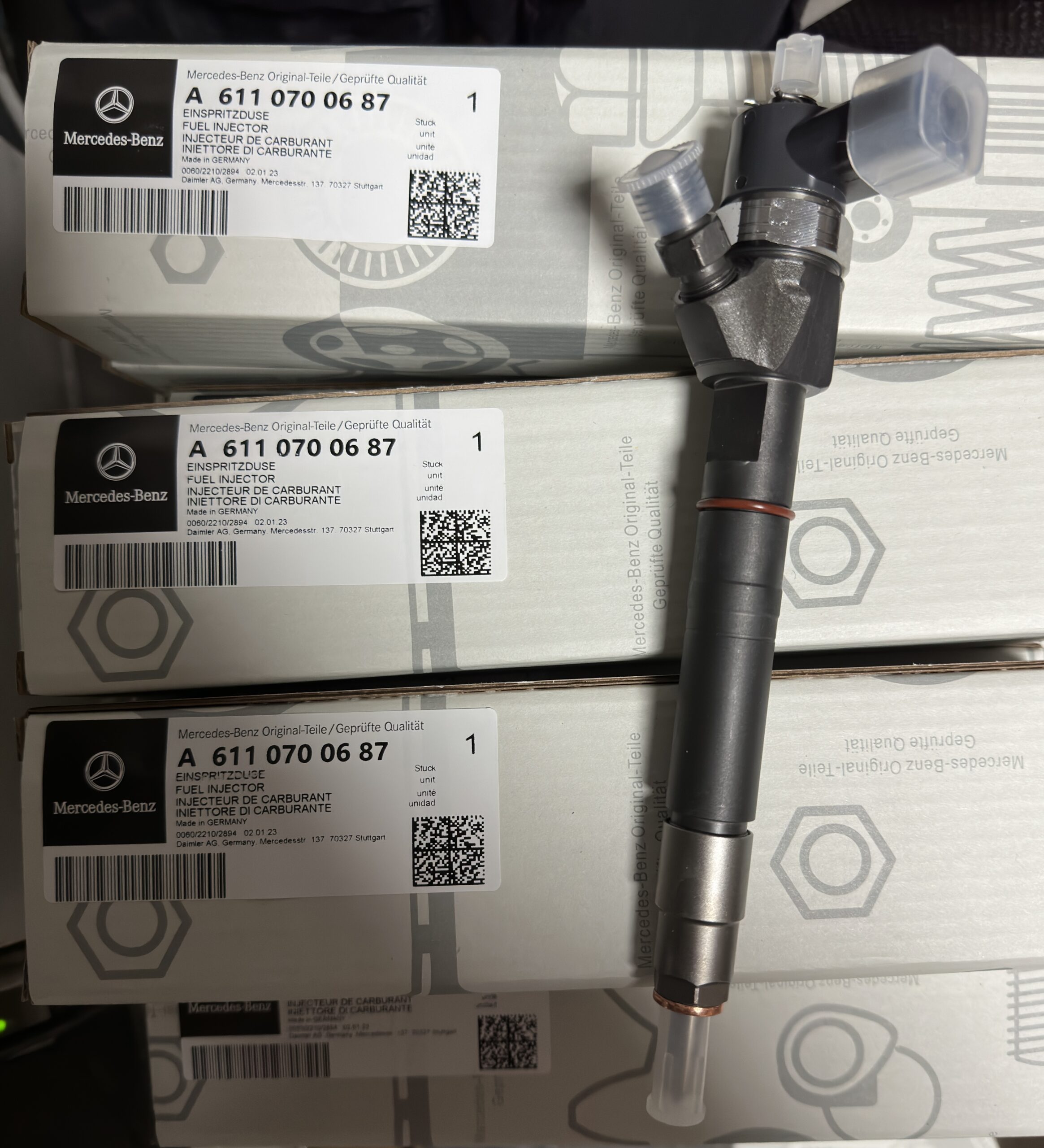 MERCEDES-BENZ W203 CL203 C209 Fuel Injector  6110700687   61107006870080 611070068780  A6110700687  A61107006870080  A611070068738 A611070068780 - Image 1
