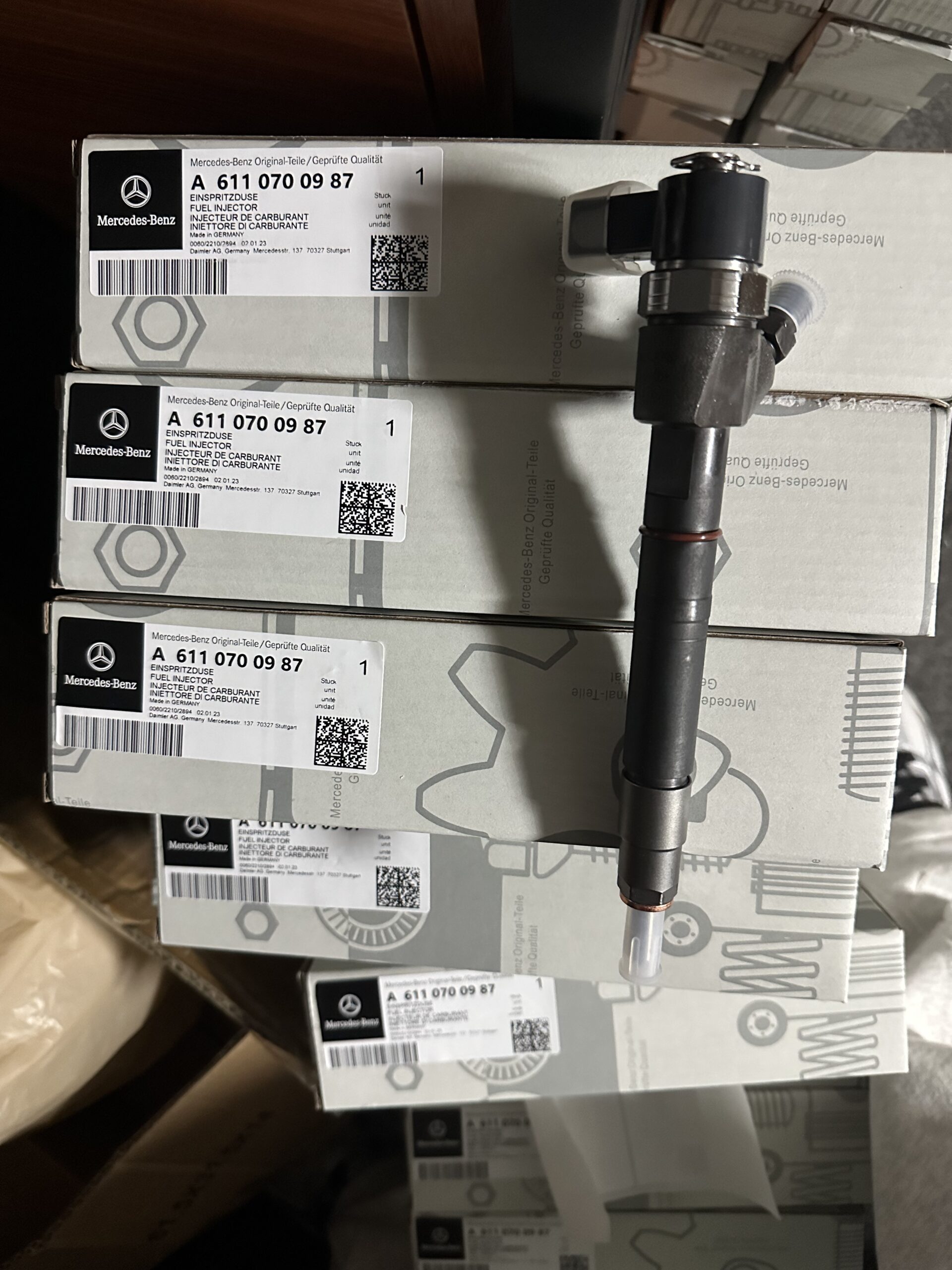 MERCEDES-BENZ  W203 W210 CL203 Fuel Injector  6110700987  6110701387  A6110700987 A6110701387 - Image 1