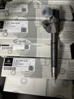MERCEDES-BENZ box truck 901 902 Fuel Injector 6110701687  6110701487  611070168706  A6110701487 A6110701687  A611070168706 BOSCH 0445110108