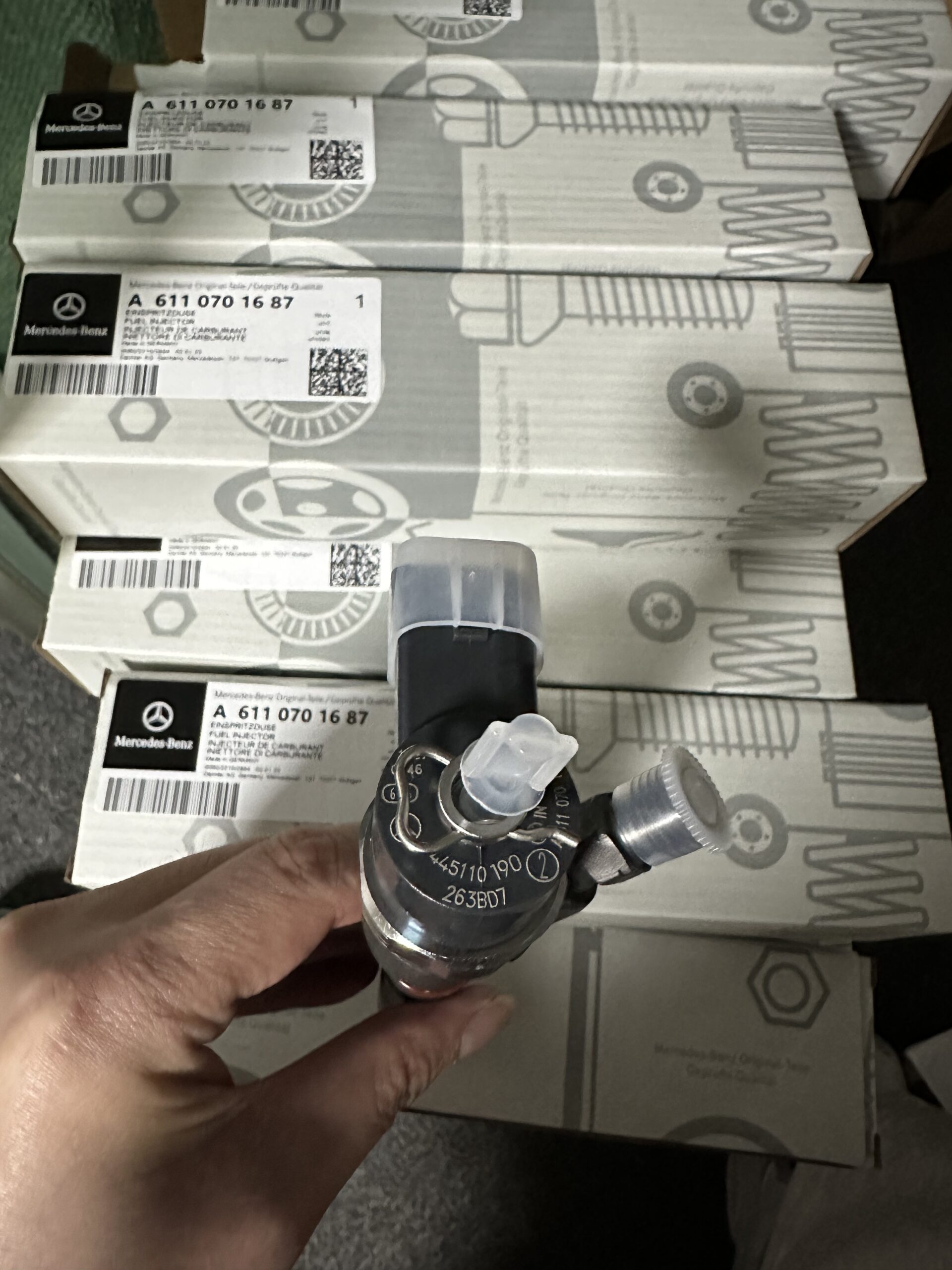 MERCEDES-BENZ box truck 901 902 Fuel Injector 6110701687  6110701487  611070168706  A6110701487 A6110701687  A611070168706 BOSCH 0445110108 - 画像 (5)