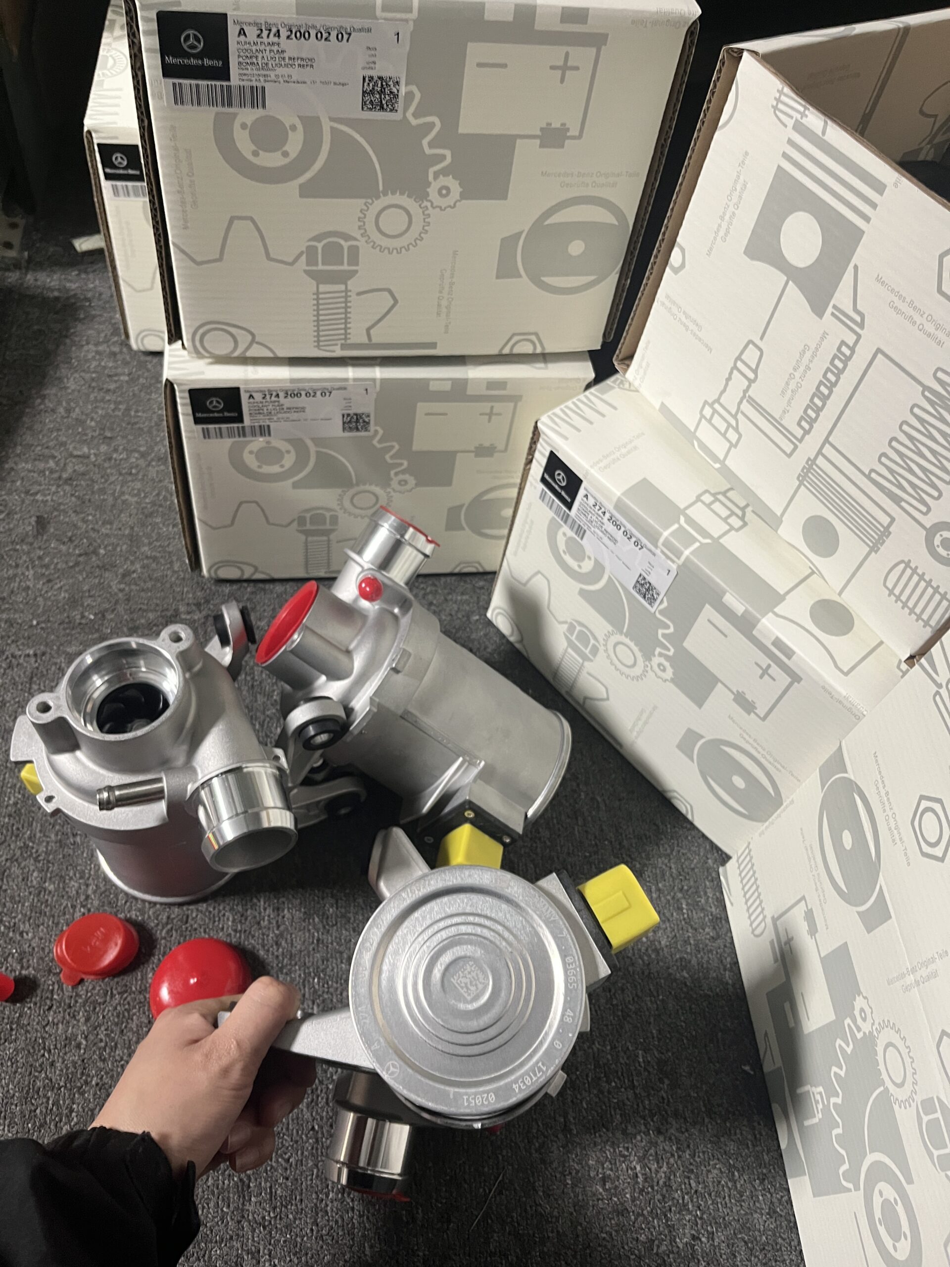 MERCEDES-BENZ W205 W212 W213 X253 R172  Electric Engine Water Pump  2742000107  2742000207  2742002700  A2742000107 A2742000207  A2742002700 - Image 1