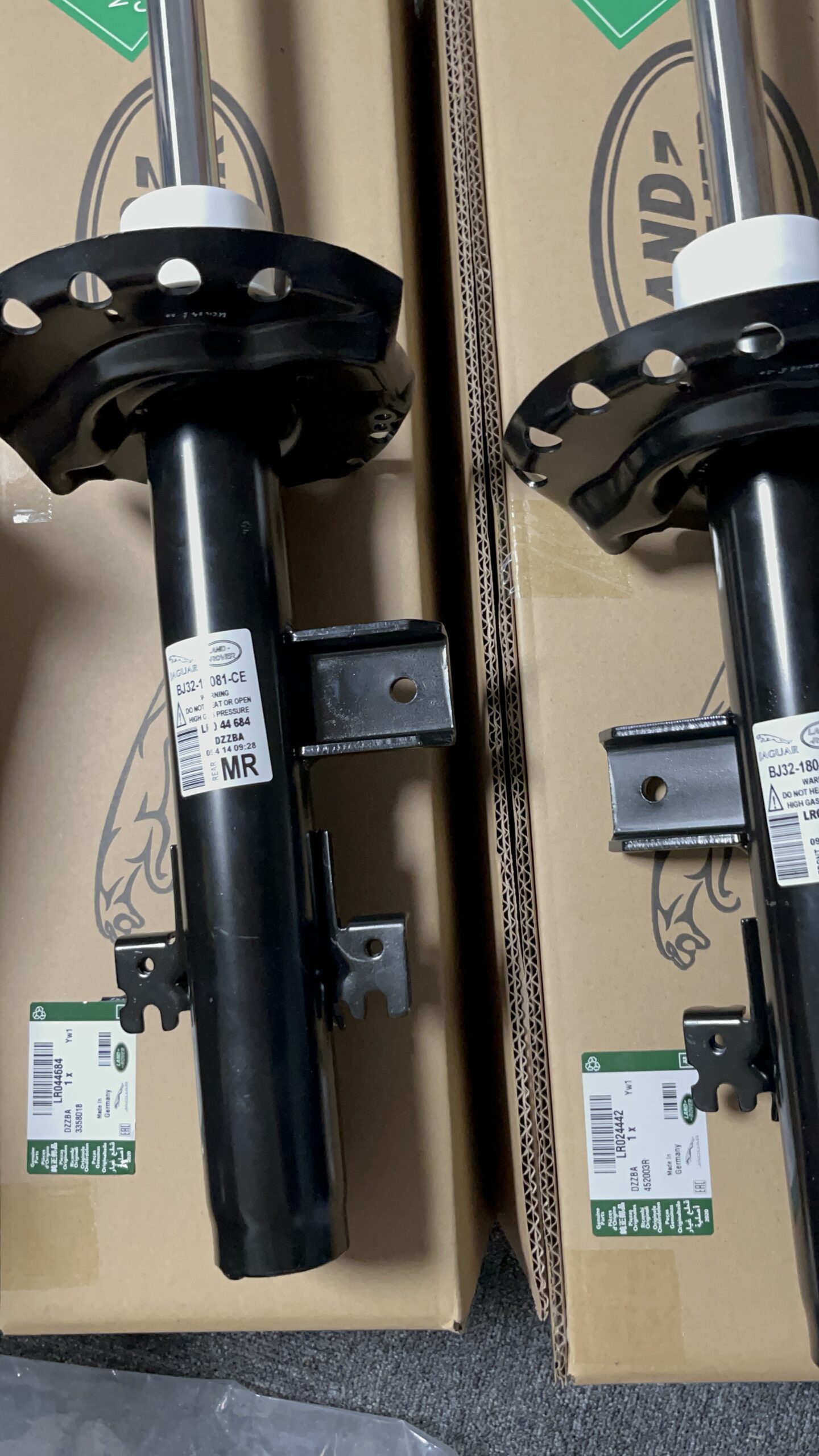 LAND ROVER Rear Right&Rear Left Shock Absorber LR044684  LR024435  LR060807  LR070934  LR078496  LR084745 LR116119 LR024438  LR044681 - 画像 (1)