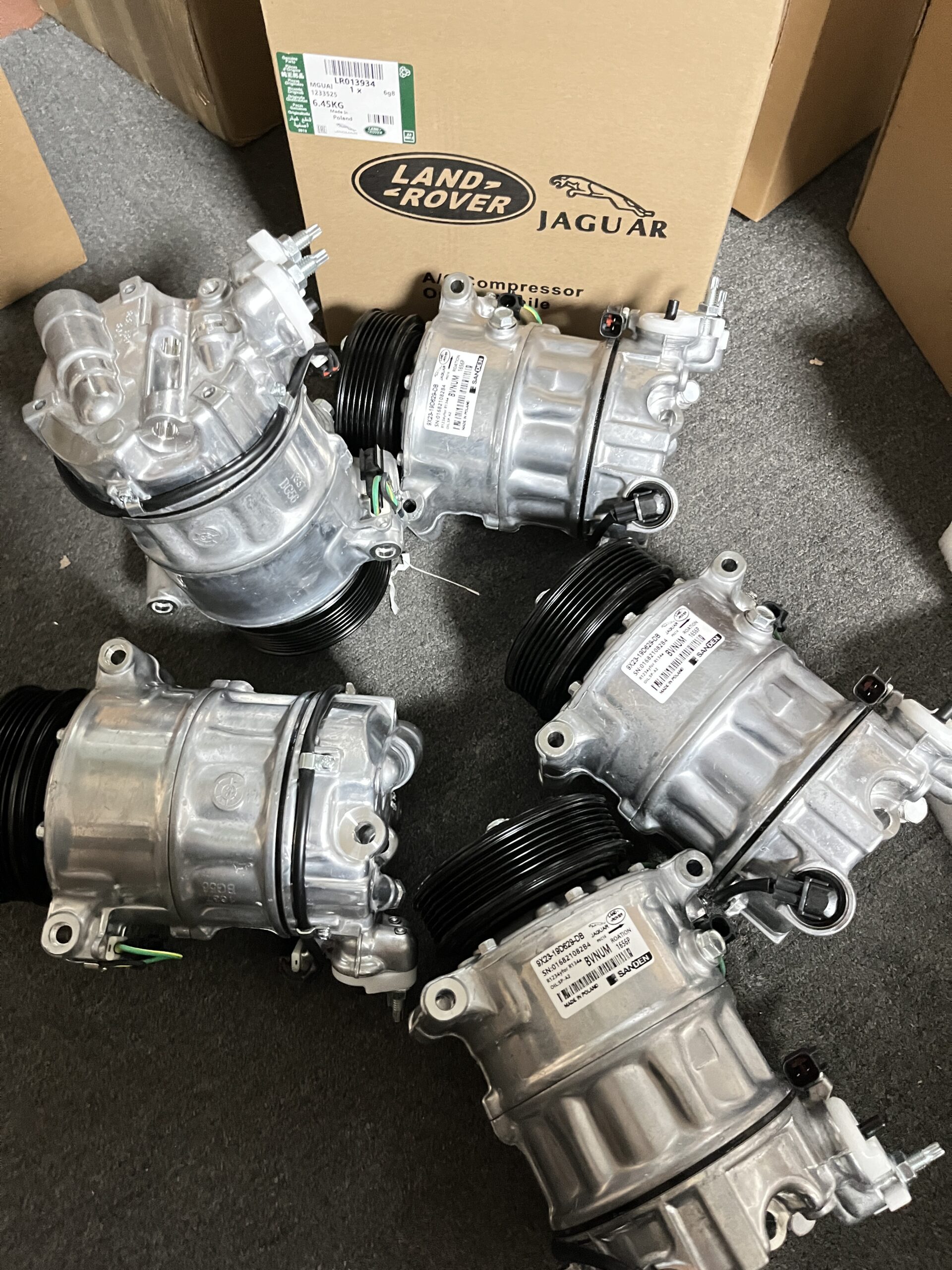 Land Rover Discovery  AC Compressor LR013934 C2D38106 C2D38611 C2Z4345  LR013934 LR019133 LR056365 LR058017 - Image 1
