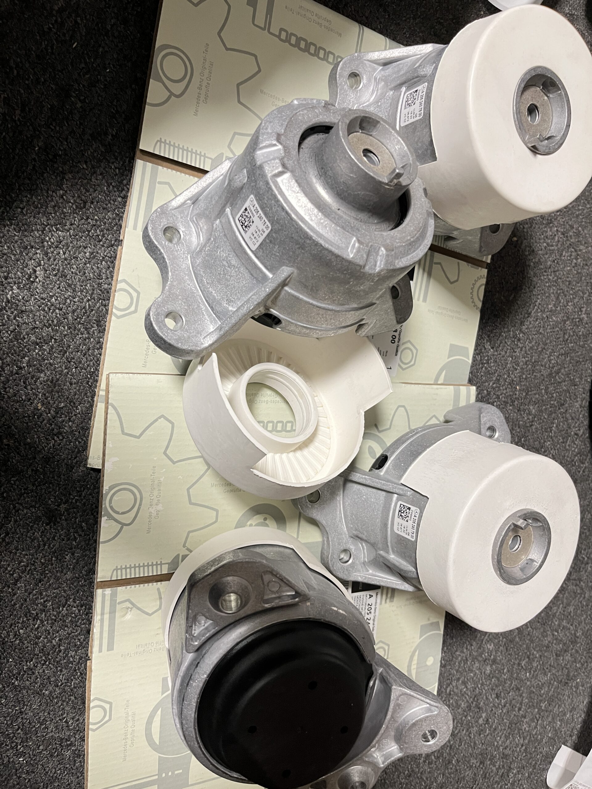 Mercedes-Benz   W205   X253   Engine Mount   2052407900   Right     2052407800   Left - 图片 1