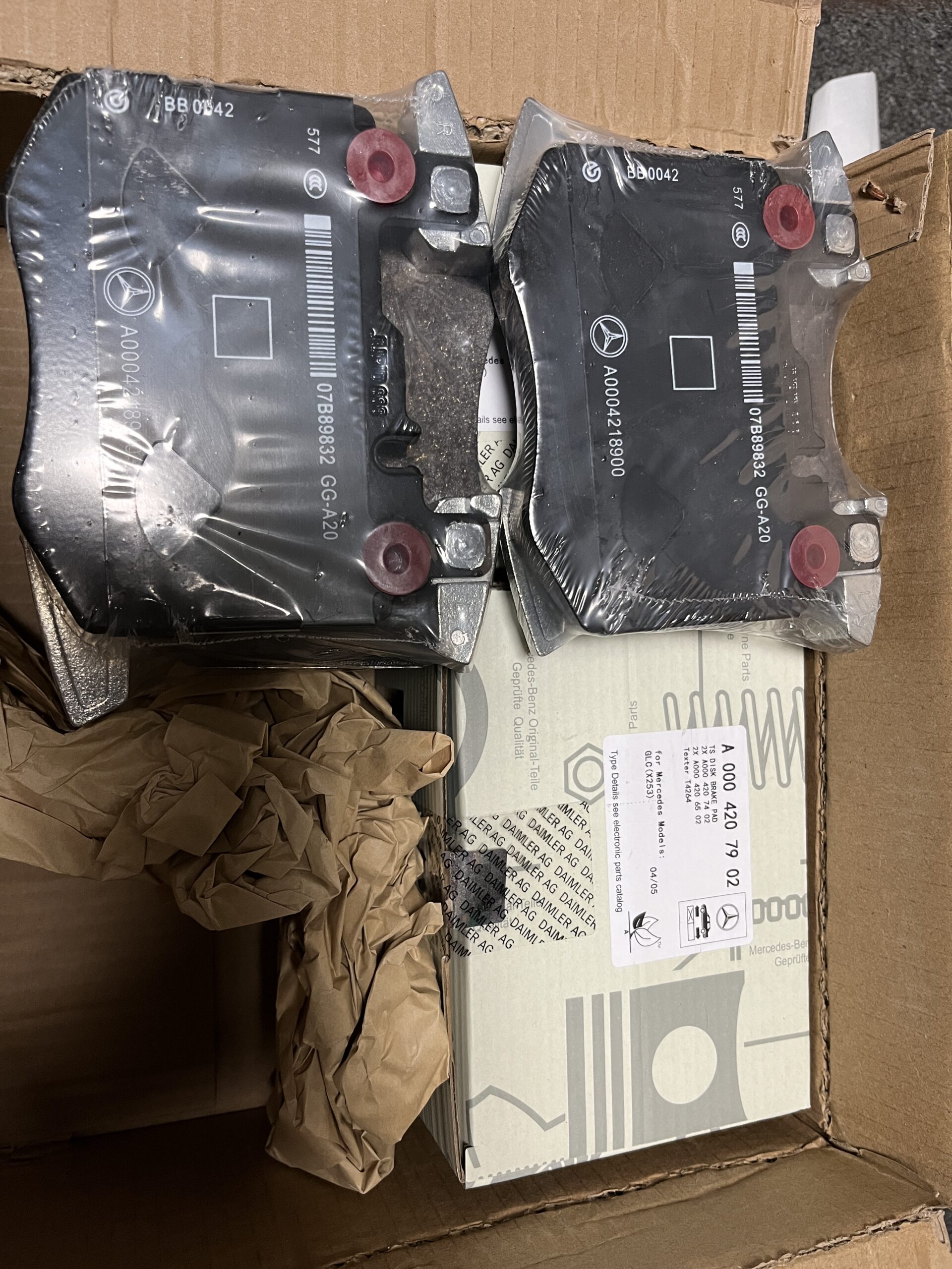 奔驰刹车片A0004207902=A0004208503=A0004206502 A0004207902 A0004208503 A0004207402 Mercedes-Benz X253 C253 Front Wheel Brake Pad Set 0004207902 0004208503 0004207402 - 图片 1