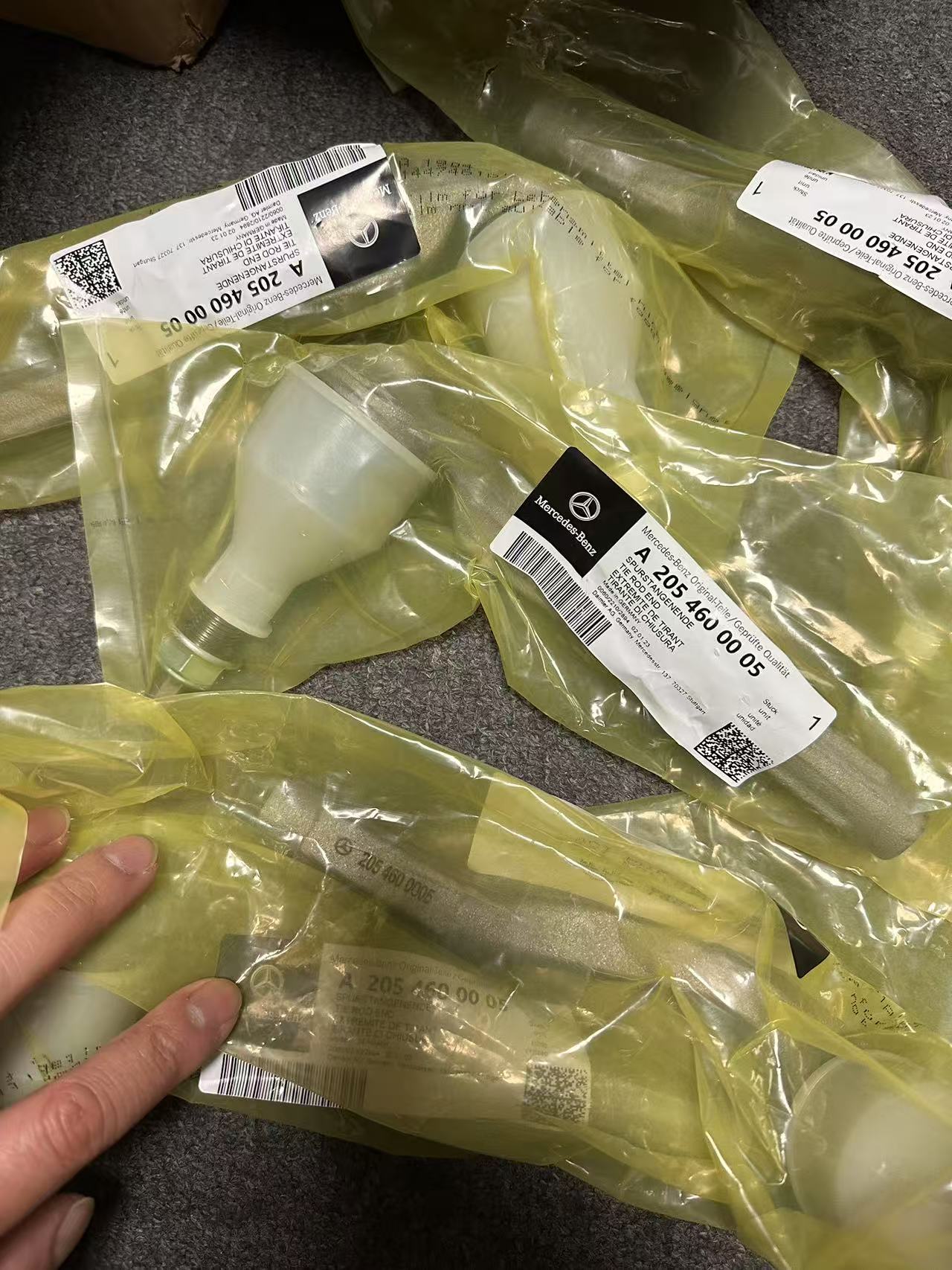 奔驰拉杆球头A2054600005=2054600005=Front Axle, Left A2054600005 A2054604702 Mercedes-Benz W205 S205 X253 Tie Rod End Front Axle, Left 2054600005 2054604702 - Image 1