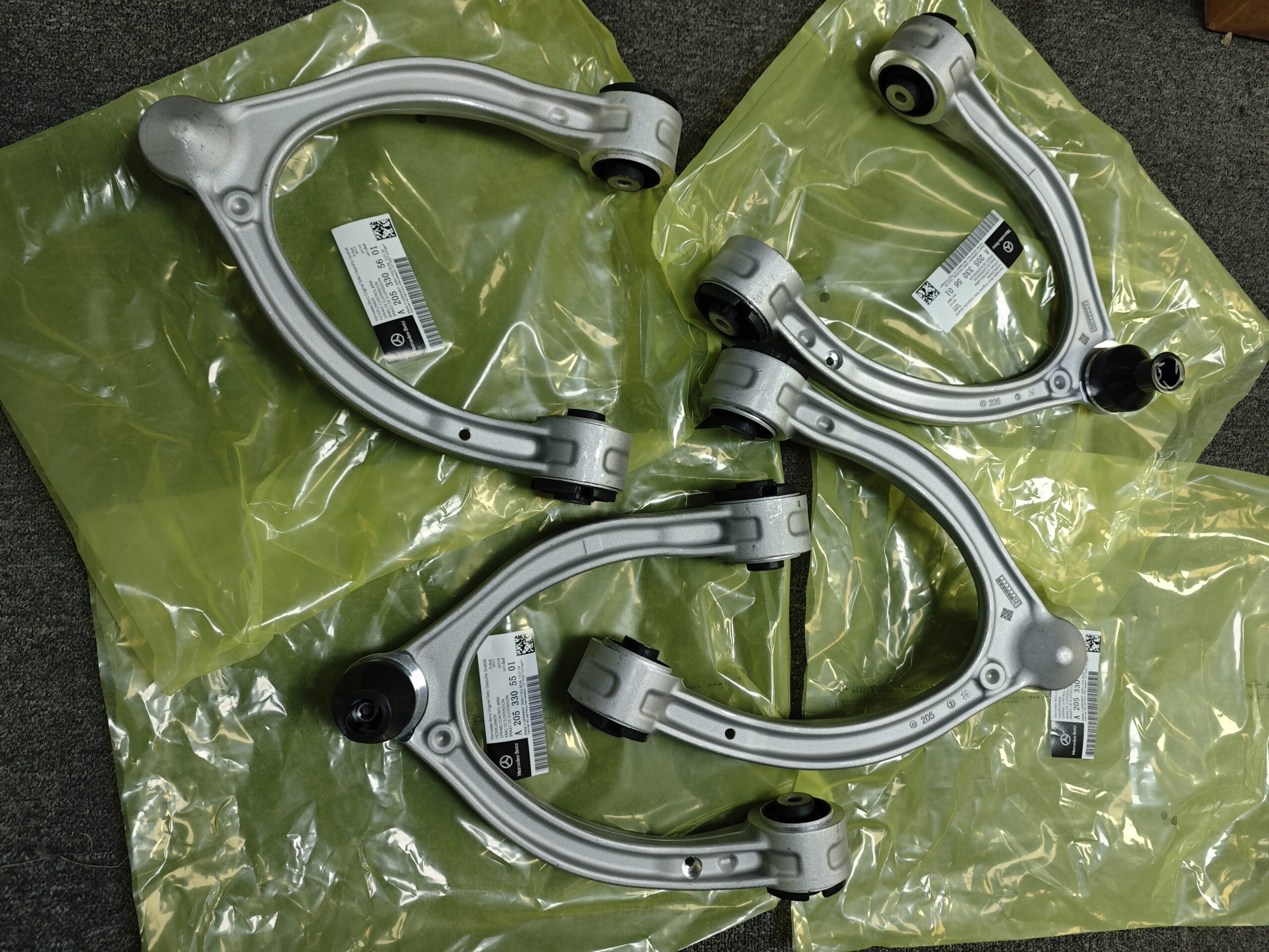 奔驰控制臂A2053305501跟A2053305601 A2053305501 A2053305601 Mercedes-Benz W205 W213 A238 Control Arm Front Axle Right and Front Axle Left 2053305501 2053305601 - 画像 (1)