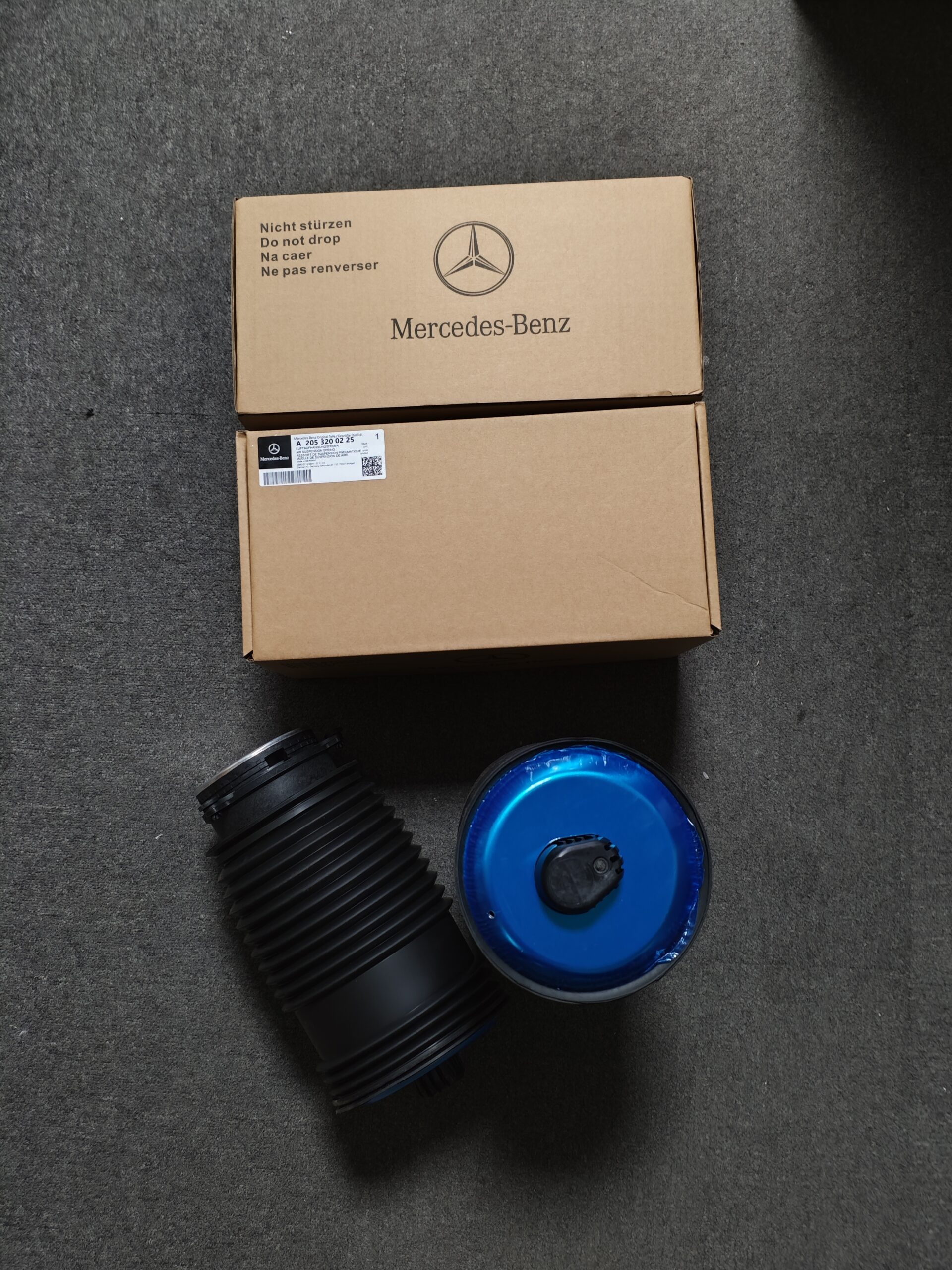 奔驰空气弹簧A2053200225=A2053200825 Rear, Right.. A2053200225 A2053200825 Mercedes-Benz W205 S213 Air Suspension Spring Rear, Right 2053200225 2053200825 - Image 1