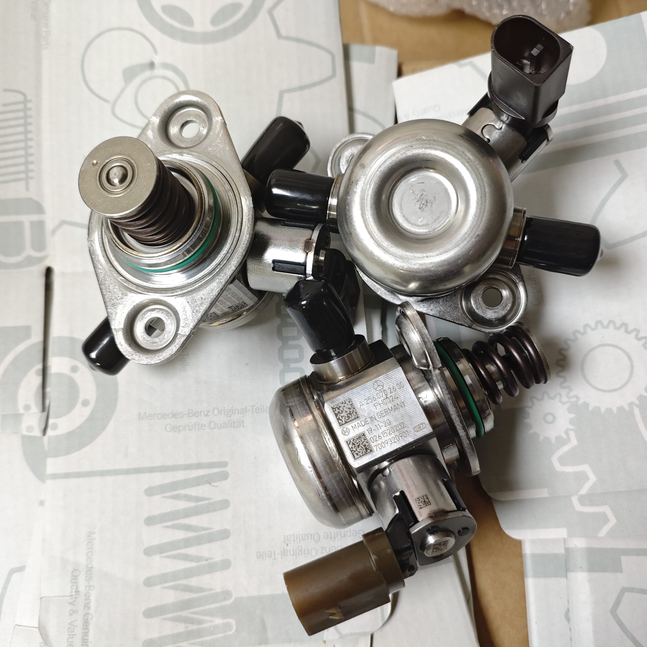 奔驰高压油泵A2560702600=A2560701100 A2560702600 A2560701100 Mercedes-Benz W213 A238 W223 High Pressure Pump 2560702600 2560701100 BOSCH 0261520701 0261520702 - 画像 (1)