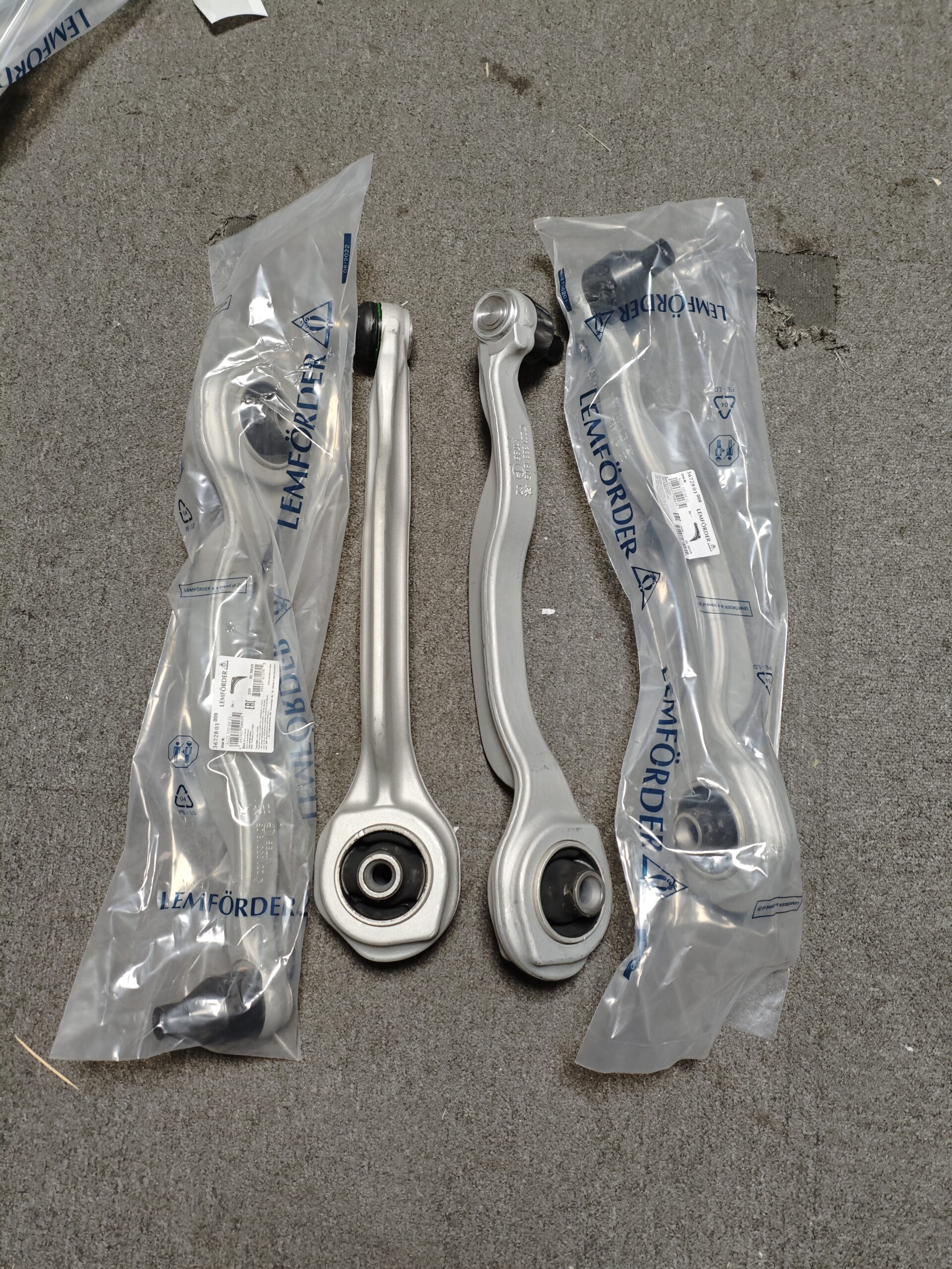 aa249d9be3d7db6fb08ac0e5bb283ad A2213306411 A2213302411 A2213300241 Mercedes-Benz W221 C216 Control Arm Front Axle, Right LEMFORDER 2213306411 2213302411 2213300241 - 图片 1