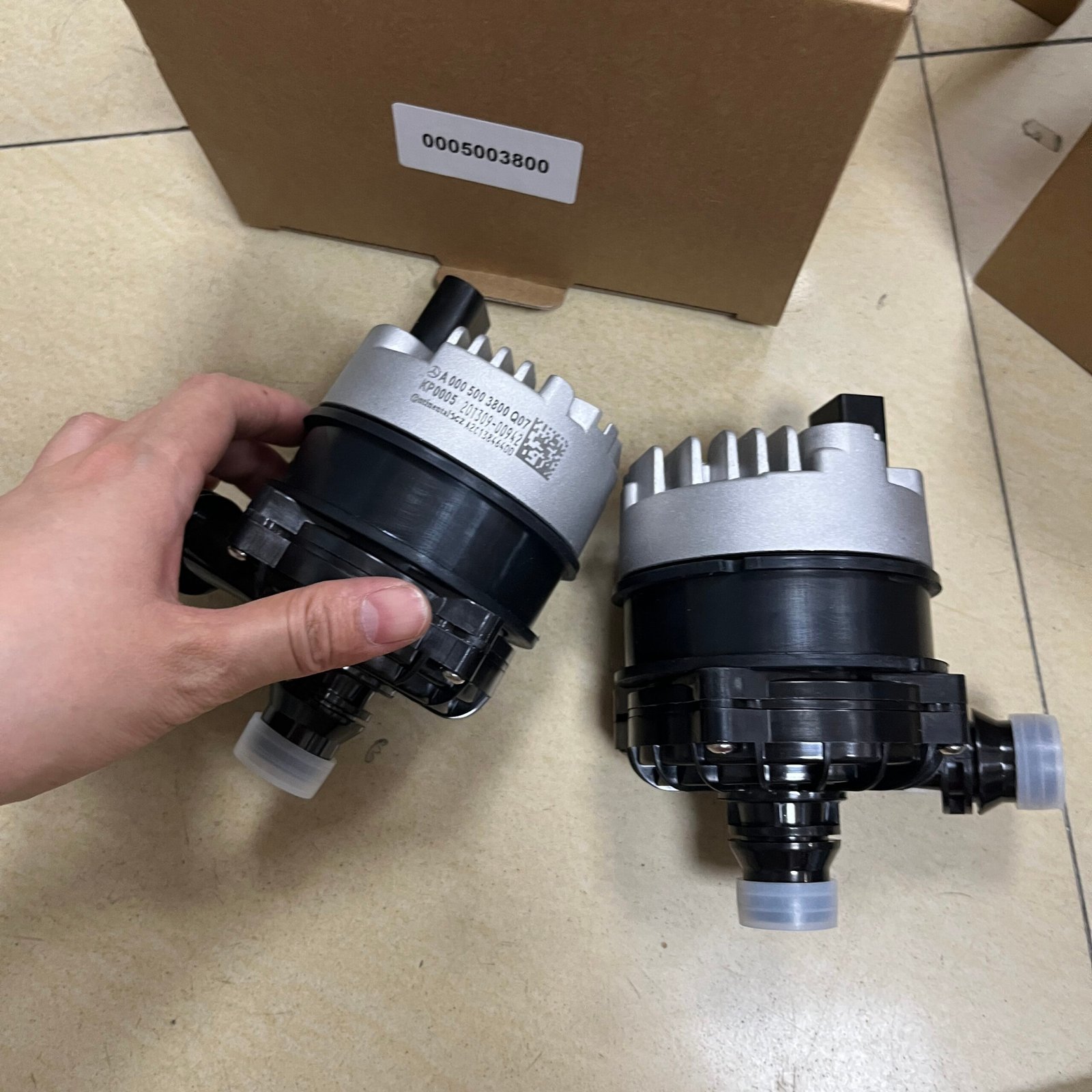 奔驰 辅助水泵 0005003800 0005002300 0005003800 0005002300 Mercedes-Benz Additional Water Pump A0005003800 A0005002300 - 画像 (1)