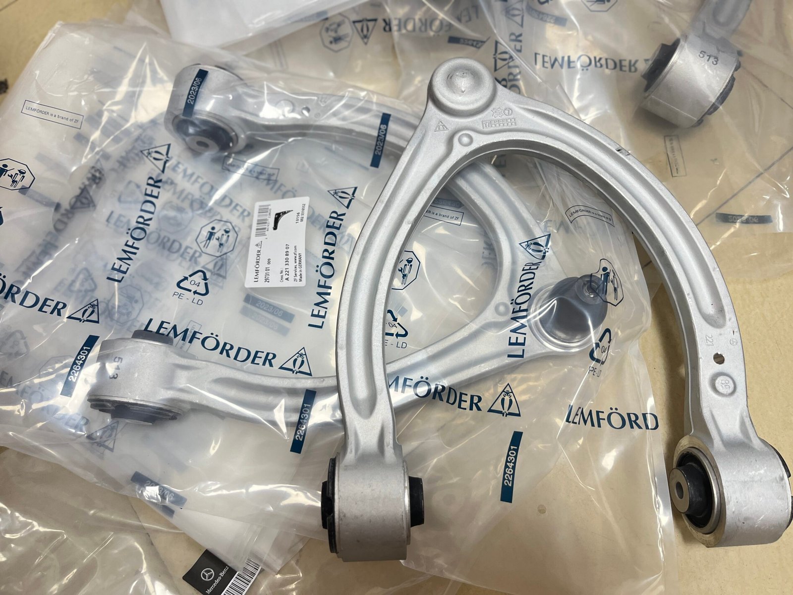 猫头鹰包装 奔驰 控制臂 2213308907 A2213300307 2213308907 2213300307 Mercedes-Benz Control Arm A2213308907 A2213300307 - 画像 (1)