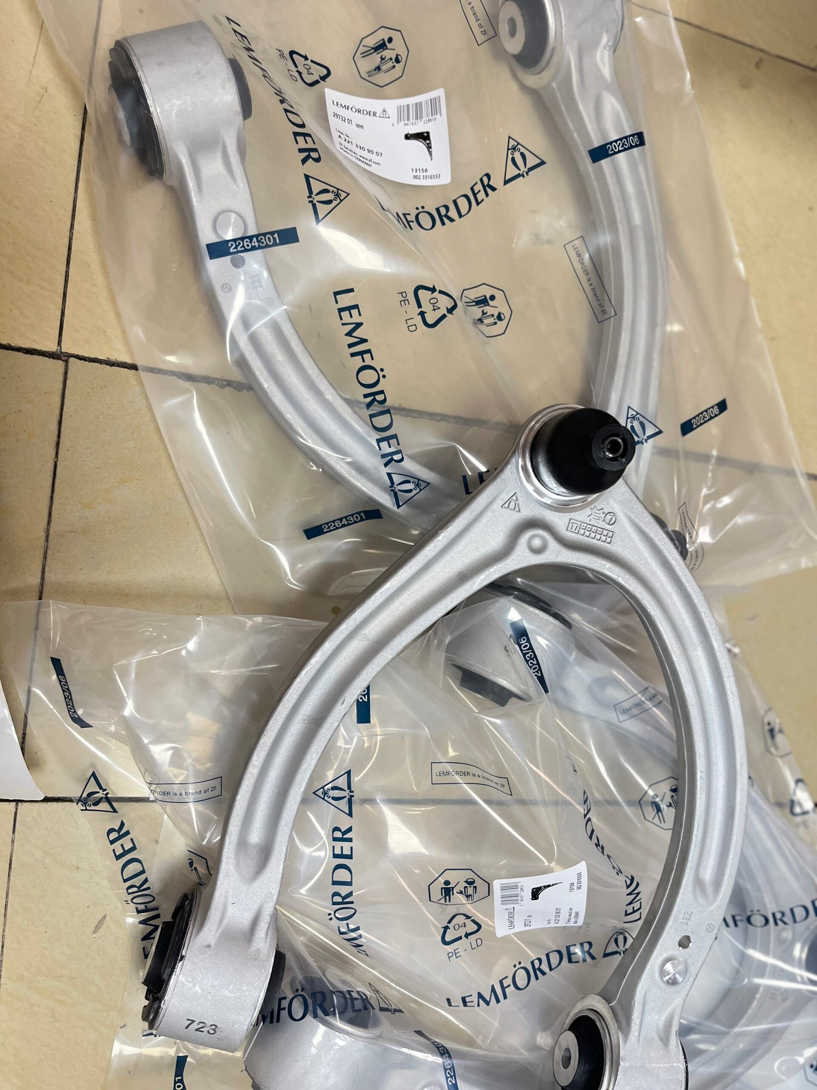 猫头鹰包装 奔驰 控制臂 2213309007 2213300407 2213309007 2213300407 Mercedes-Benz Control Arm A2213309007 A2213300407 - 画像 (1)
