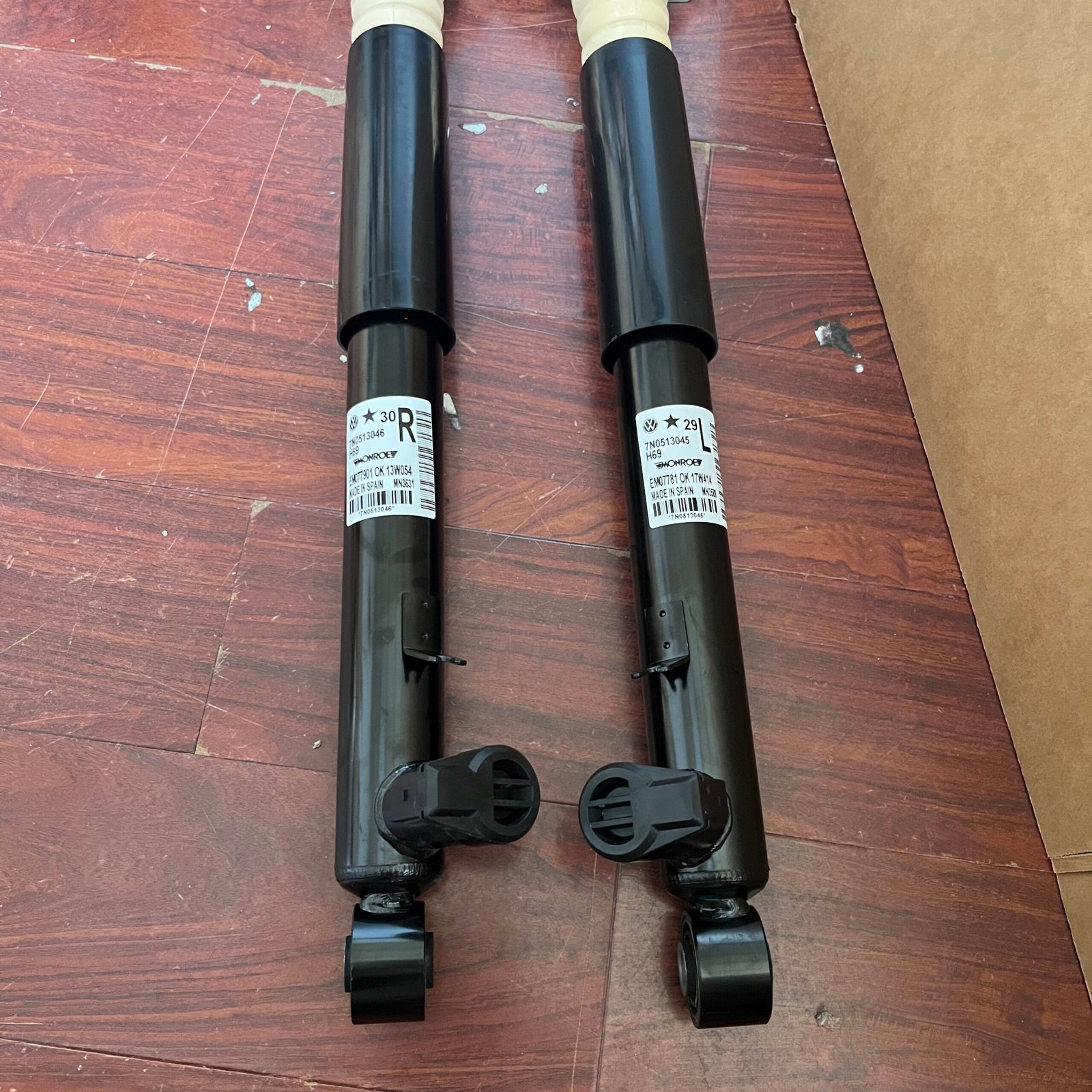 大众 减震器 7N0513045 7N0513046 7N0513045 Shock absorber for VW 5K1 358 AJ5 365 Rear left 7N0513045 - 图片 1
