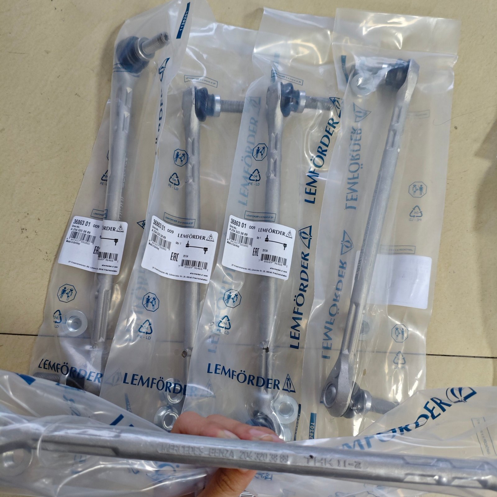 奔驰 平衡杆 2043203889 2043201889 A2043203889 Stabilizer Link for Mercedes-Benz W204 C204 S204 A207 Front Axle, Right 2043203889 - Image 1