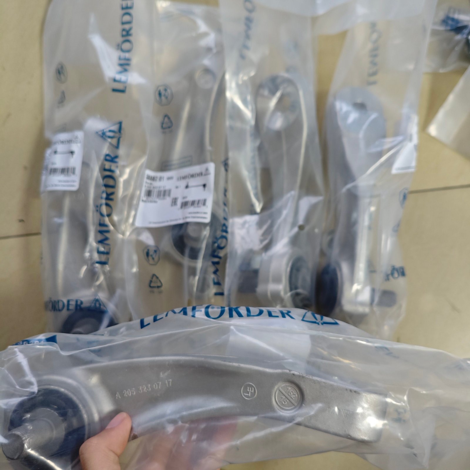 奔驰 平衡杆 2053230717 A2053230717 Stabilizer Link for Mercedes-Benz W205 A205 C205 S205 Front Axle, Left 2053230717 - 画像 (1)