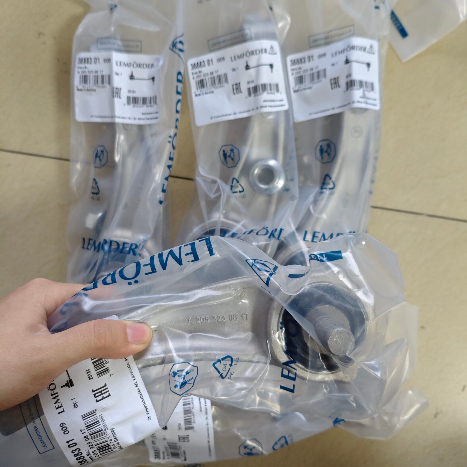 奔驰 平衡杆 2053230817 A2053230817 Stabilizer Link for Mercedes-Benz W205 A205 C205 S205 Front Axle, Right 2053230817 - Image 1