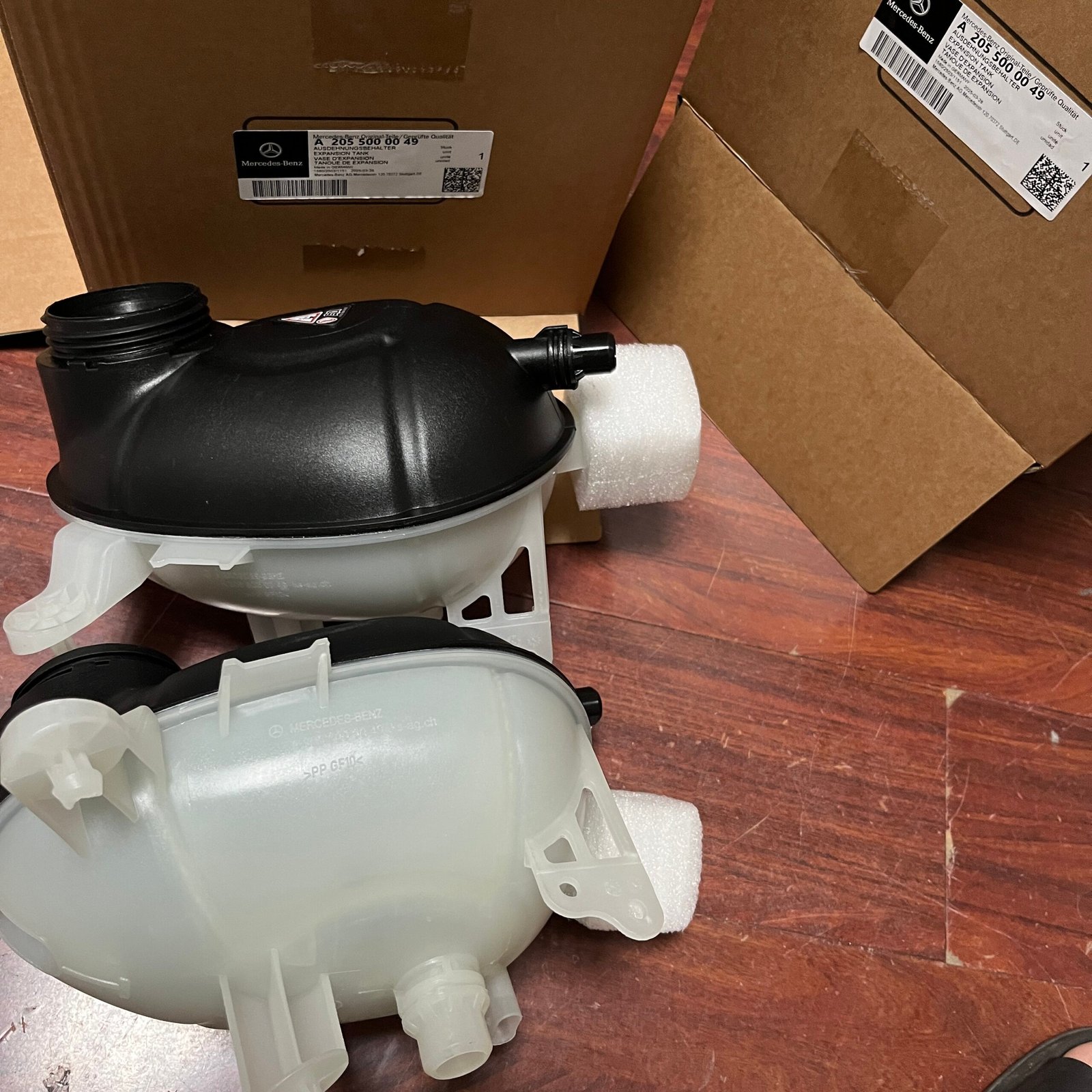 奔驰 膨胀水箱 2055000049 A2055000049 Expansion Tank for Mercedes-Benz CL203 W203 S203 C203 2055000049 - Image 1